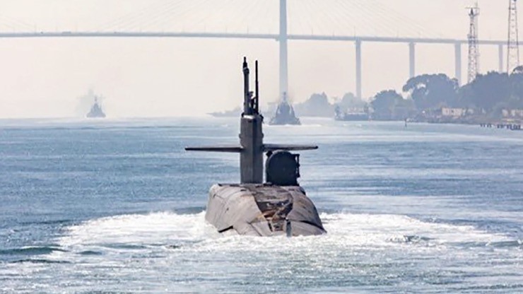 Bức ảnh do Bộ Tư lệnh Trung Tâm Mỹ đăng tải, cho thấy một tàu ngầm hạt nhân di chuyển ở kênh đào Suez, Ai Cập.