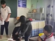 Pháp luật - Xôn xao clip nữ sinh tiểu học ở Bạc Liêu bị đánh dã man