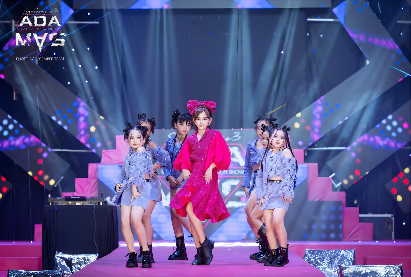 Kim Cương xuất hiện với vai trò ca sĩ biểu diễn tại show ADAMAS Symphony No.2 của NTK Trần Thanh Mẫn với ca khúc Babie Girls