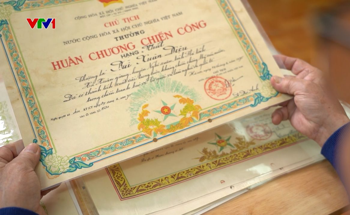 Những tấm huân chương chiến công được chú giữ gìn cẩn thận