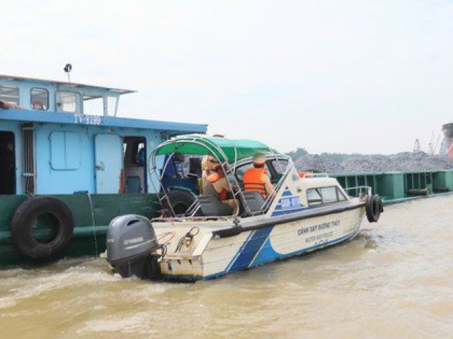 Tin tức trong ngày - Theo chân Cảnh sát đường thủy TP HCM "thổi cồn" trên sông Đồng Nai