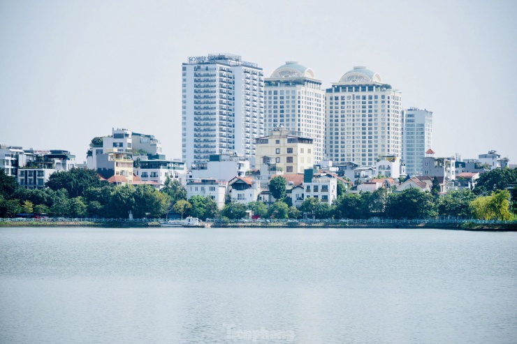 Ngắm vẻ đẹp yên bình, thơ mộng của Hồ Tây sau khi di dời tầu sắt và cá koi - 3