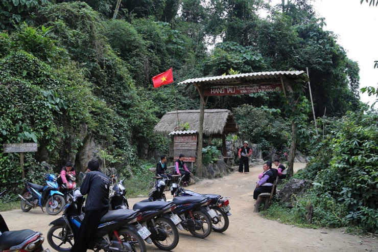 Cổng làng được dựng sơ sài chào đón các du khách.