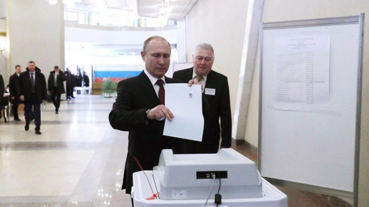 Tổng thống Nga Vladimir Putin đi bỏ phiếu trong cuộc bầu cử tổng thống Nga năm 2018. Ảnh: THE MOSCOW TIMES