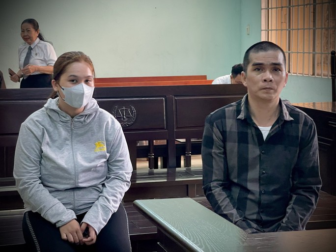Hai bị cáo Lê Văn Bậm và Nguyễn Thảo Nguyên tại phiên xét xử