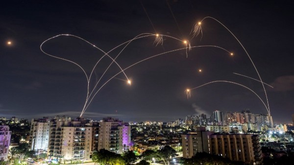 Vệt sáng tên lửa trên bầu trời khi hệ thống phòng không Iron Dome của Israel chặn rocket đối phương. Ảnh: GettyImages