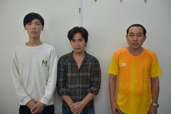 Các đối tượng Bảo Thúc, Trần Anh Tiến và Lê Minh Trí (từ phải qua) tại cơ quan điều tra.
