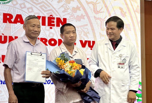 PGS.TS Đào Xuân Cơ, Giám đốc BV Bạch Mai trao giấy ra viện của Thiếu tá Chương cho người thân của bệnh nhân.