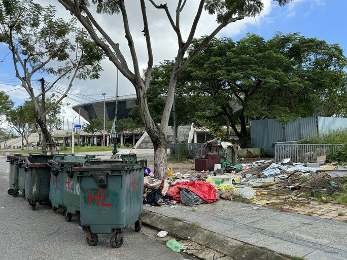 Ngay cạnh bên Cung Thể thao Tiên Sơn, ở ngã ba đường Doãn Khuê - Nại Nam 2 là bãi tập kết rác, bốc mùi hôi thối