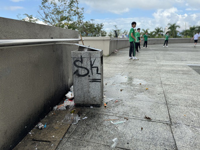 Cảnh mất mỹ quan ở một nơi diễn ra các hoạt động thể thao, văn hóa nghệ thuật của TP Đà Nẵng