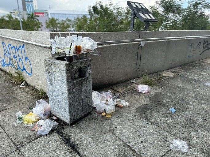 Thùng rác bốc mùi hôi vì lâu ngày không được dọn dẹp