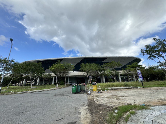 Thùng rác bao vây Cung thể thao