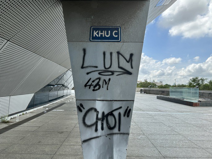 Công trình bị vẽ bậy khắp nơi