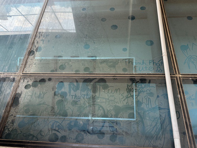 Vẽ bậy trên mặt kính của công trình