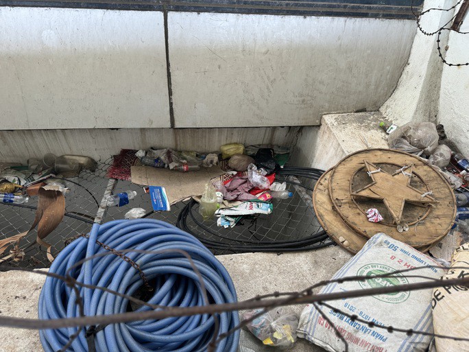 Bên ngoài nhà thi đấu là nơi chứa rác