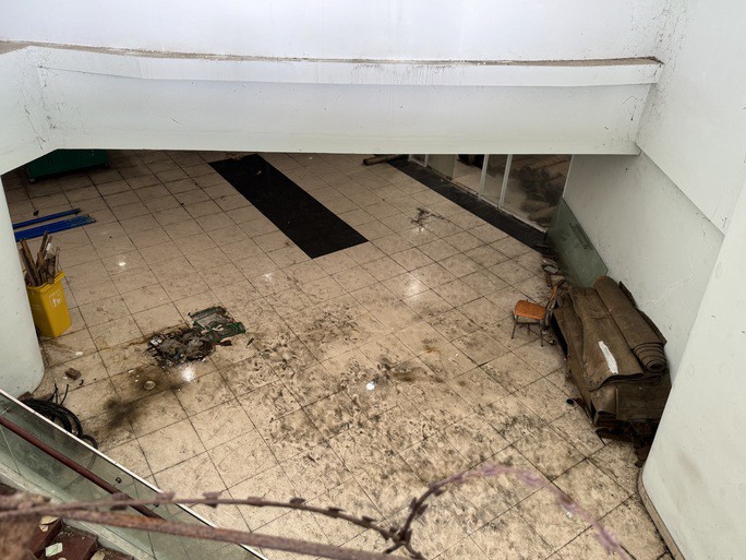 Từ trên tầng 2 nhìn xuống bên trong của tầng hầm là cảnh nhếch nhác ngoài sức tưởng tượng