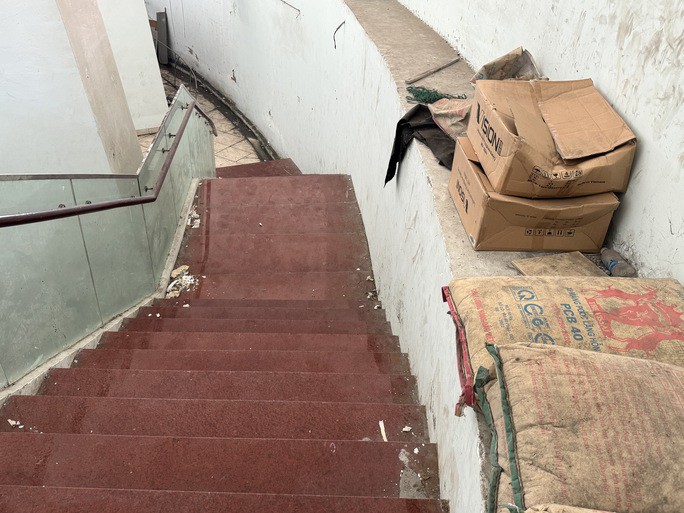 Bụi bặm bám đầy cầu thang, lan can kính