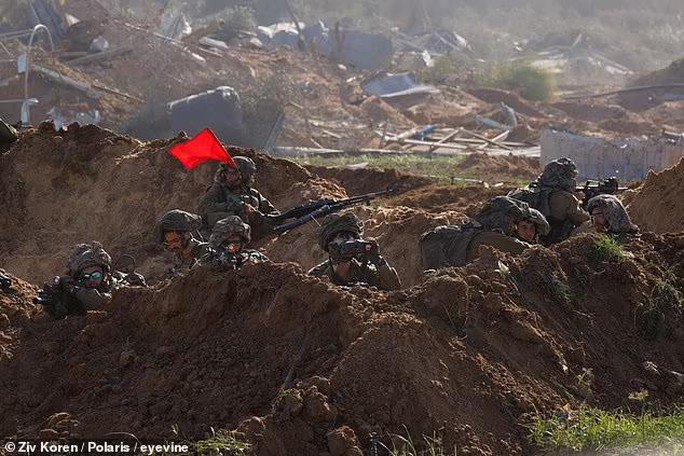 IDF tập trung tại một chiến hào có cờ đỏ khi tiến vào lãnh thổ Palestine hôm 6-11 - Ảnh: Ziv Koren