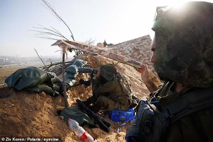 Hình ảnh đặc biệt về bộ binh Israel bên trong Gaza - 9