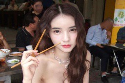 Danh tính của cô gái ngoại quốc xinh đẹp “gây sốt“ đường phố Hà Nội