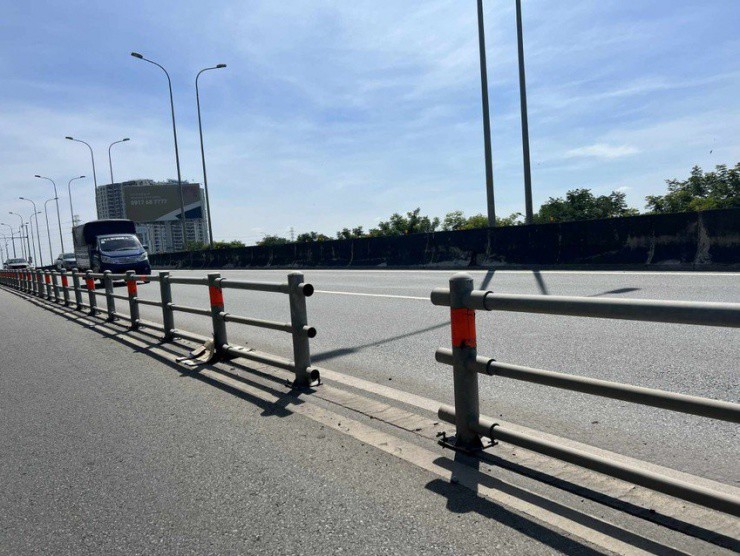 Dải phân cách bị tháo, tạo khoảng trống có thể khiến xe máy lấn vào làn ô tô