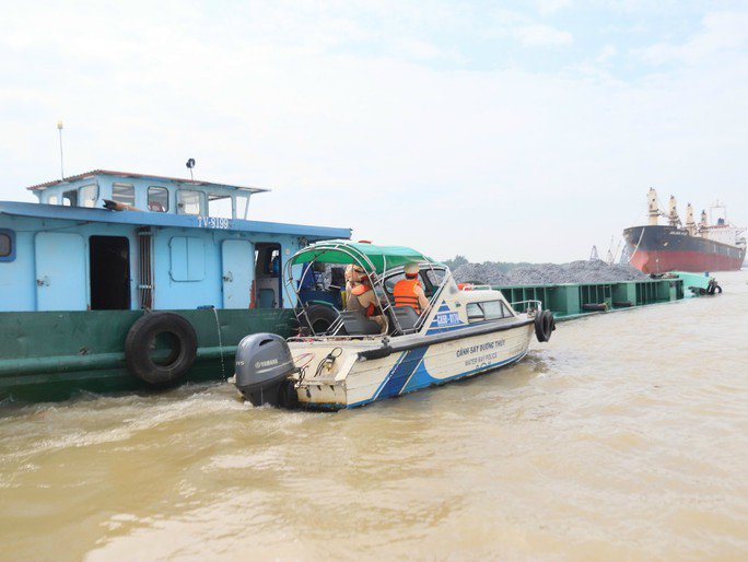 Theo chân Cảnh sát đường thủy TP HCM "thổi cồn" trên sông Đồng Nai - 1