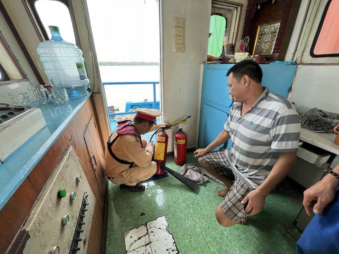 Quá trình kiểm tra mất nhiều thời gian, tuy nhiên nhận được sự đồng thuận từ phía các chủ tàu, lái tàu cũng như thuyền viên.
