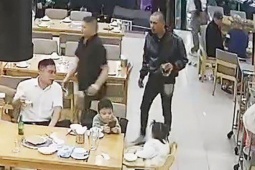 Pháp luật - Ba cháu bé gào khóc, cầu cứu khi người cha bất ngờ bị đánh dã man tại nhà hàng