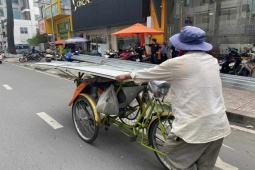 Tin tức trong ngày - TP.HCM: Va chạm với xích lô chở thanh sắt dài gần 2m, người phụ nữ tử vong