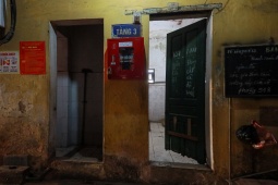 Kinh doanh - Khu tập thể cũ giữa Hà Nội: Hàng trăm người dùng chung nhà vệ sinh, "xếp hàng" chờ đi tắm