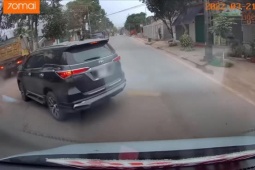 Tin tức trong ngày - Clip: Tài xế xử lý cực nhanh tránh đại họa từ ô tô Fortuner, xe tải lao đầu vào gốc cây