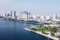 Ngắm vẻ đẹp yên bình, thơ mộng của Hồ Tây sau khi di dời tầu sắt và cá koi