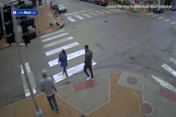 Phi thường - kỳ quặc - Cảnh tượng hãi hùng từ camera "tố cáo" hành vi của nam thanh niên đằng sau người phụ nữ