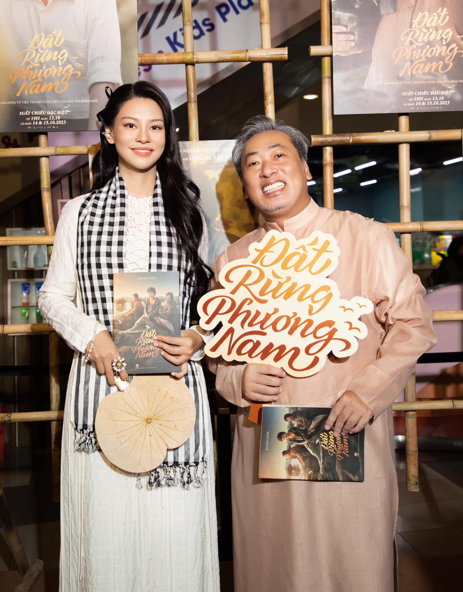 Bùi Lan Hương bên cạnh Nguyễn Quang Dũng trong họp báo của bộ phim&nbsp;Đất Rừng Phương Nam.
