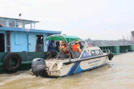 Theo chân Cảnh sát đường thủy TP HCM "thổi cồn" trên sông Đồng Nai