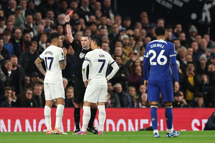 Tấm thẻ đỏ của Romero là bước ngoặt khiến Tottenham thua ngược Chelsea