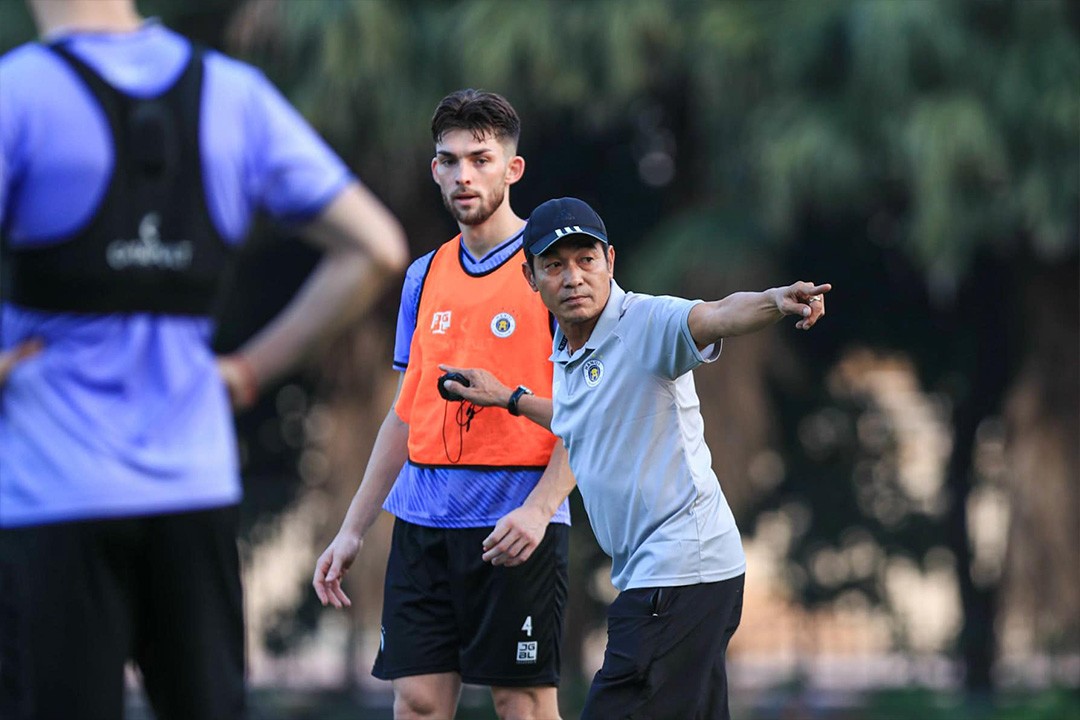 HLV Đinh Thế Nam nỗ lực giúp Hà Nội FC vượt qua giai đoạn khó khăn. (Ảnh: Hanoi Football Club)