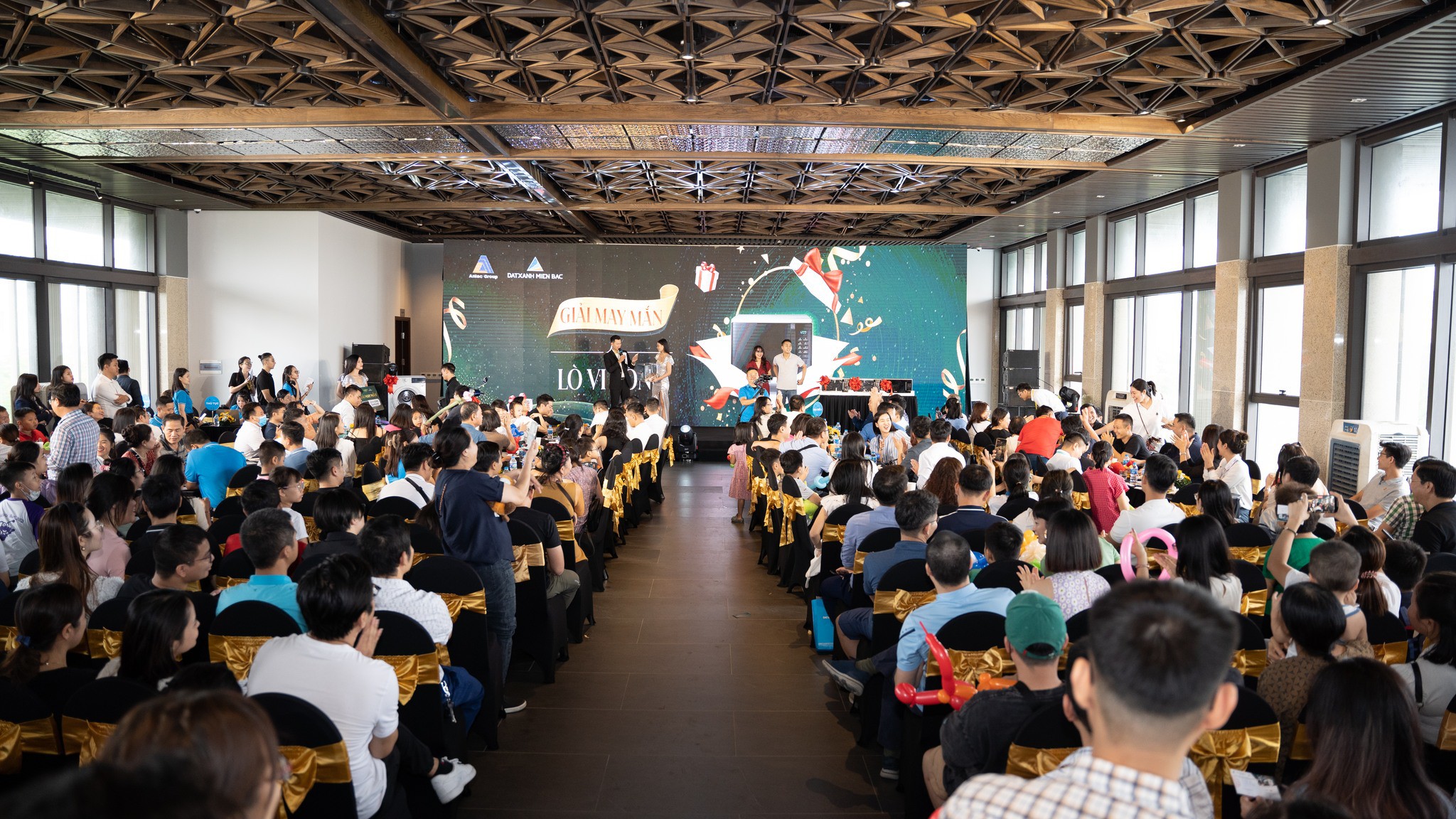 Đông đảo khách hàng tại sự kiện mở bán Moonlight 1