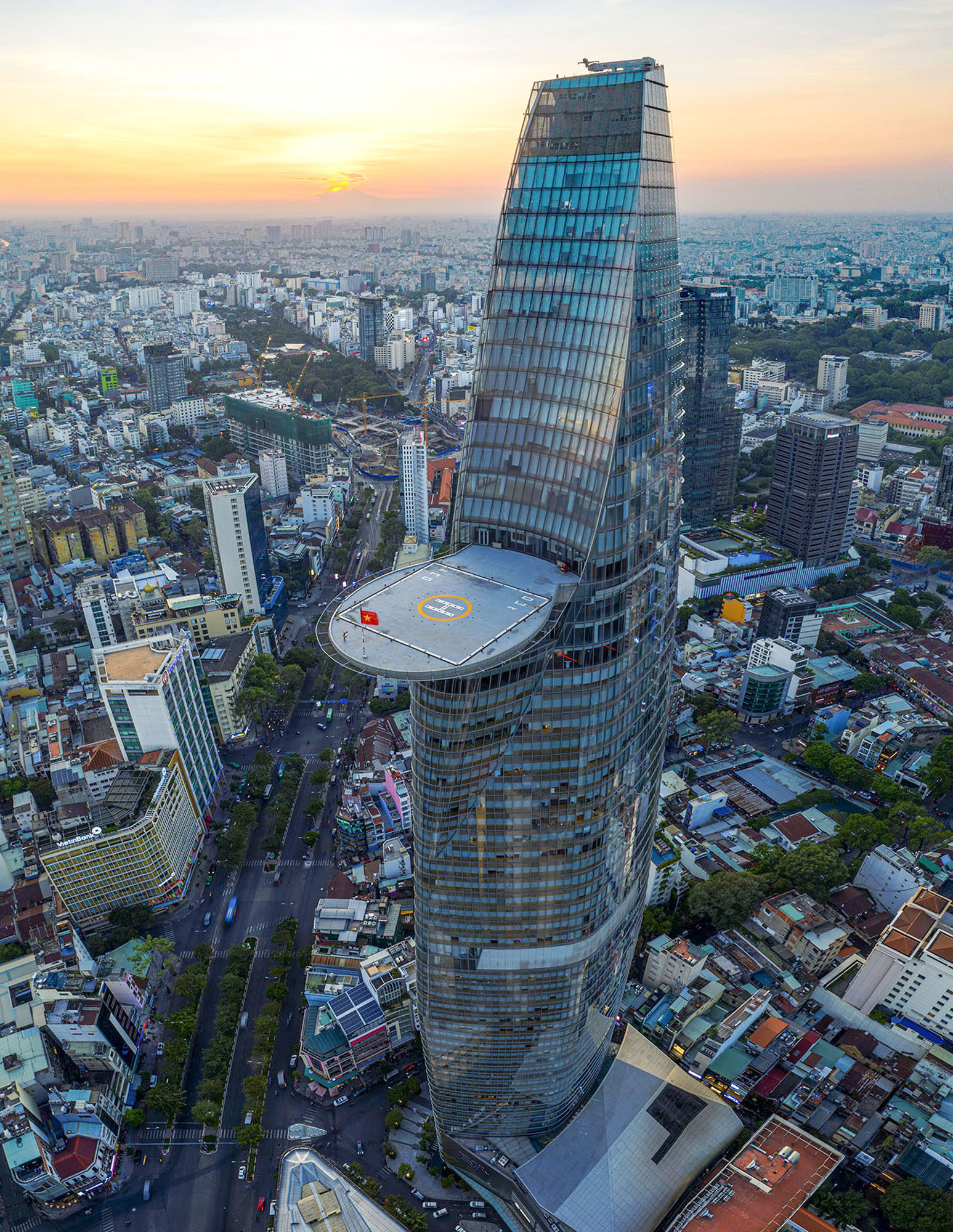 Công trình được lấy cảm hứng từ hoa sen - Quốc hoa của Việt Nam. Tòa tháp Bitexco có một đài quan sát ở tầng 49 dành cho khách tham quan có góc nhìn 360 độ ngắm toàn cảnh TP.HCM và sông Sài Gòn. Đây cũng là dự án đầu tiên của Việt Nam cho xây dựng sân đậu trực thăng ở tầng 52.