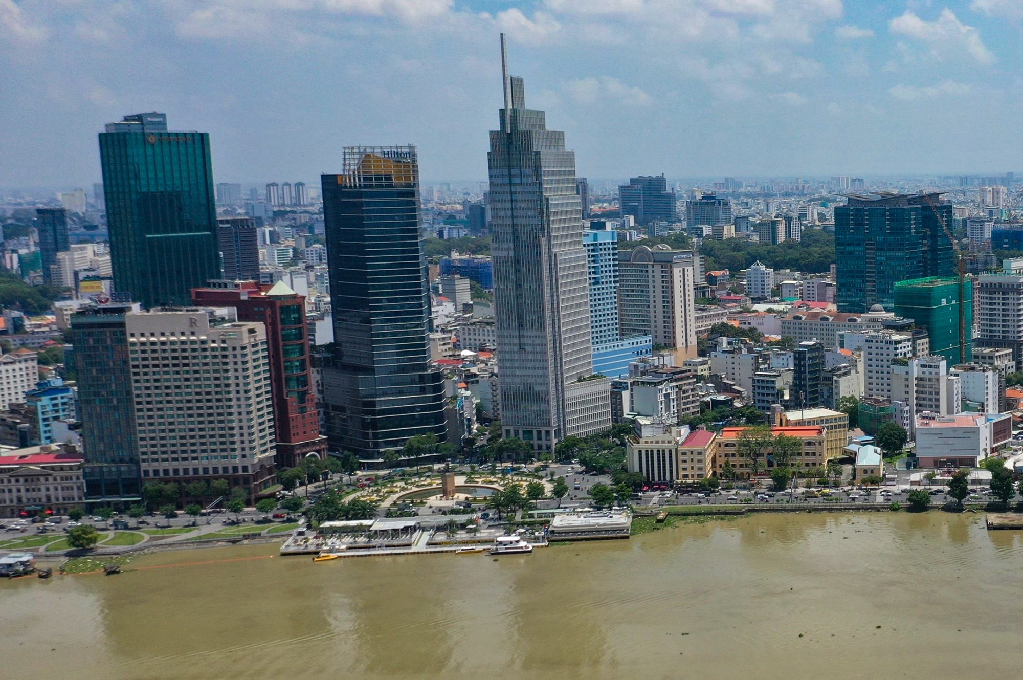 Tòa tháp Vietcombank Tower tọa lạc tại số 5 Công trường Mê Linh, quận 1. Thiết kế độc đáo này là trụ sở chính của Ngân hàng Vietcombank TP.HCM và cho thuê văn phòng với quy mô cao 206m, gồm 35 tầng nổi, 4 tầng hầm.