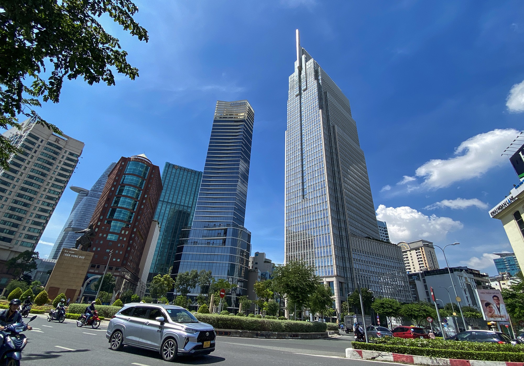 Vietcombank Tower do Liên doanh Vietcombank-Bonday (Hongkong)-Benthanh làm chủ đầu tư, có tổng diện tích sàn 71.000m2.&nbsp;Tòa nhà được hoàn thành năm 2015. Thời điểm đưa vào sử dụng, Vietcombank Tower là toà nhà cao thứ 4 tại Việt Nam sau cao ốc Keangnam Lanmark 72 (Hà Nội - 336m), Hanoi Lotte Center (Hà Nội - 267m), Bitexco Financial Tower (TP.HCM - 262m).