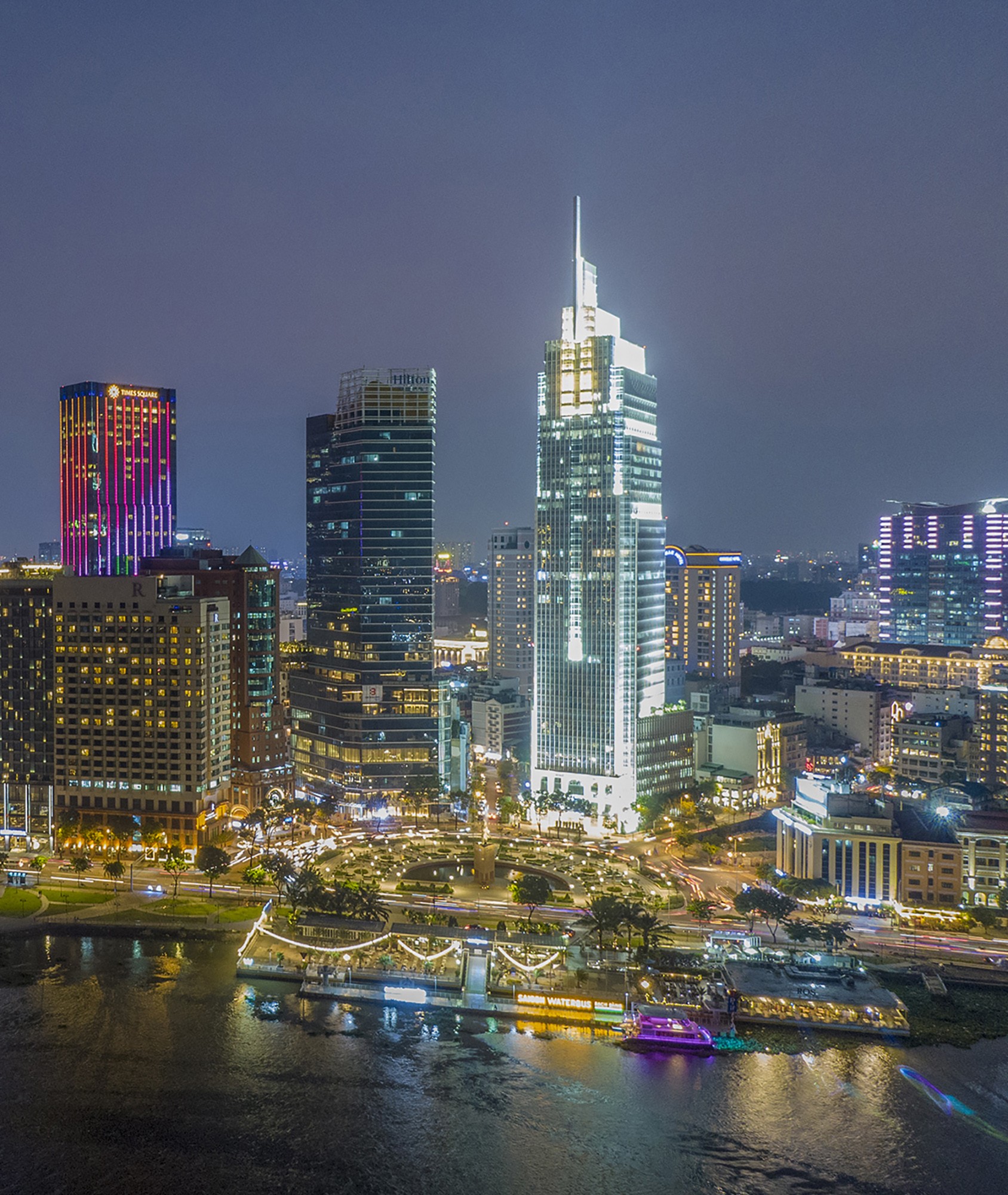 Vietcombank Tower nổi bật, thu hút người nhìn từ mọi hướng bởi vẻ đẹp hiện đại và độc đáo ở vòng xoay Công trường Mê Linh. Về đêm, toà nhà rực sáng bên sông Sài Gòn.