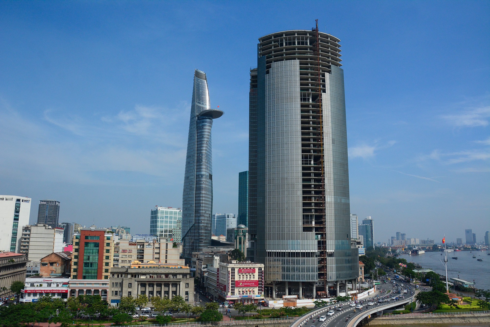 Nằm trên khu đất "vàng" rộng hơn 6.600m2 tại góc đường Hàm Nghi – Tôn Đức Thắng – Võ Văn Kiệt (quận 1), Saigon One Tower (tên cũ là Saigon M&amp;C Tower) là dự án có vị trí đắc địa ở TP.HCM. Công trình được khởi công năm 2009, cao 195m gồm 42 tầng cao và 5 tầng hầm. Sau khi xây dựng được khoảng 80% phần thô, năm 2011 dự án ngưng thi công và bỏ hoang cho đến nay, hiện đang bị thu nợ để xử lý nợ.
