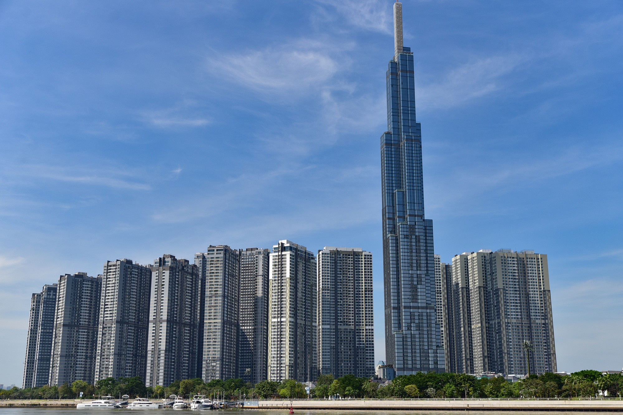 Tòa nhà có chiều cao lên đến 461,2m, bao gồm 81 tầng nổi và 3 tầng hầm. Landmark 81 đã trở thành biểu tượng mới của TP.HCM với thiết kế lấy cảm hứng từ hình dáng khóm tre Việt Nam vươn lên mạnh mẽ, thể hiện ý chí kiên cường cùng tinh thần bất khuất của người Việt. Đây được xem là một trong những biểu tượng đặc trưng tại Việt Nam.