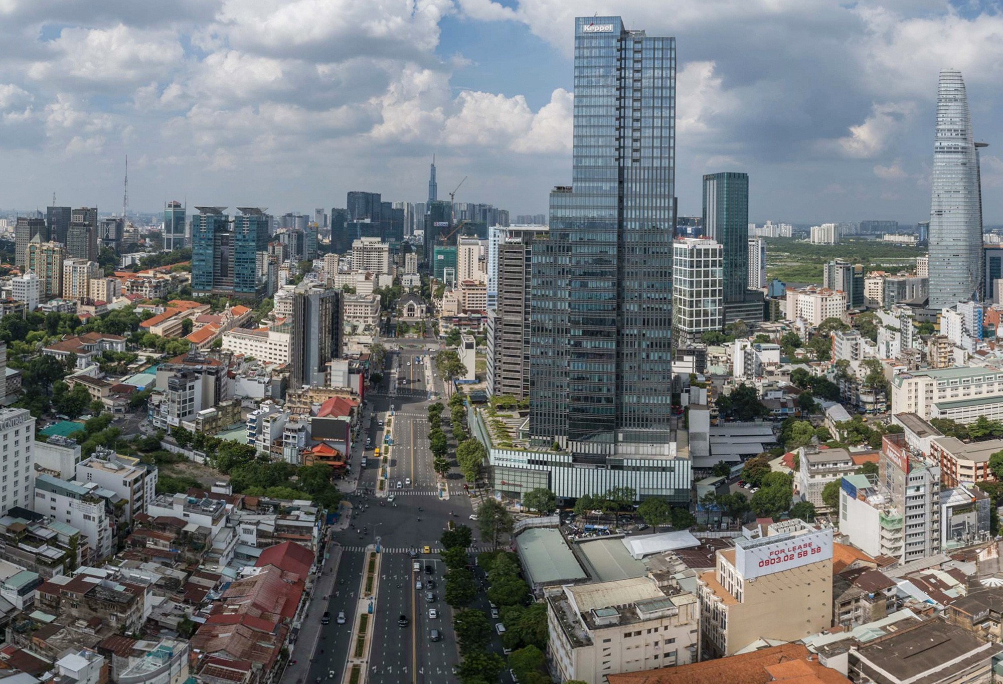 Saigon Centre 2 nằm tại góc đường Lê Lợi – Nam Kỳ Khởi Nghĩa có chiều cao 193,7m, quy mô 45 tầng nổi, diện tích sàn 13.000m2. Sau khi Saigon Centre giai đoạn 1 được đưa vào hoạt động từ năm 1996, nhà đầu tư Keppel Land đã tiếp tục triển khai dự án án Saigon Centre 2. Toà nhà có thiết kế đơn giản nhưng sang trọng với gam màu xanh chủ đạo từ kính, mang đến không gian hiện đại.