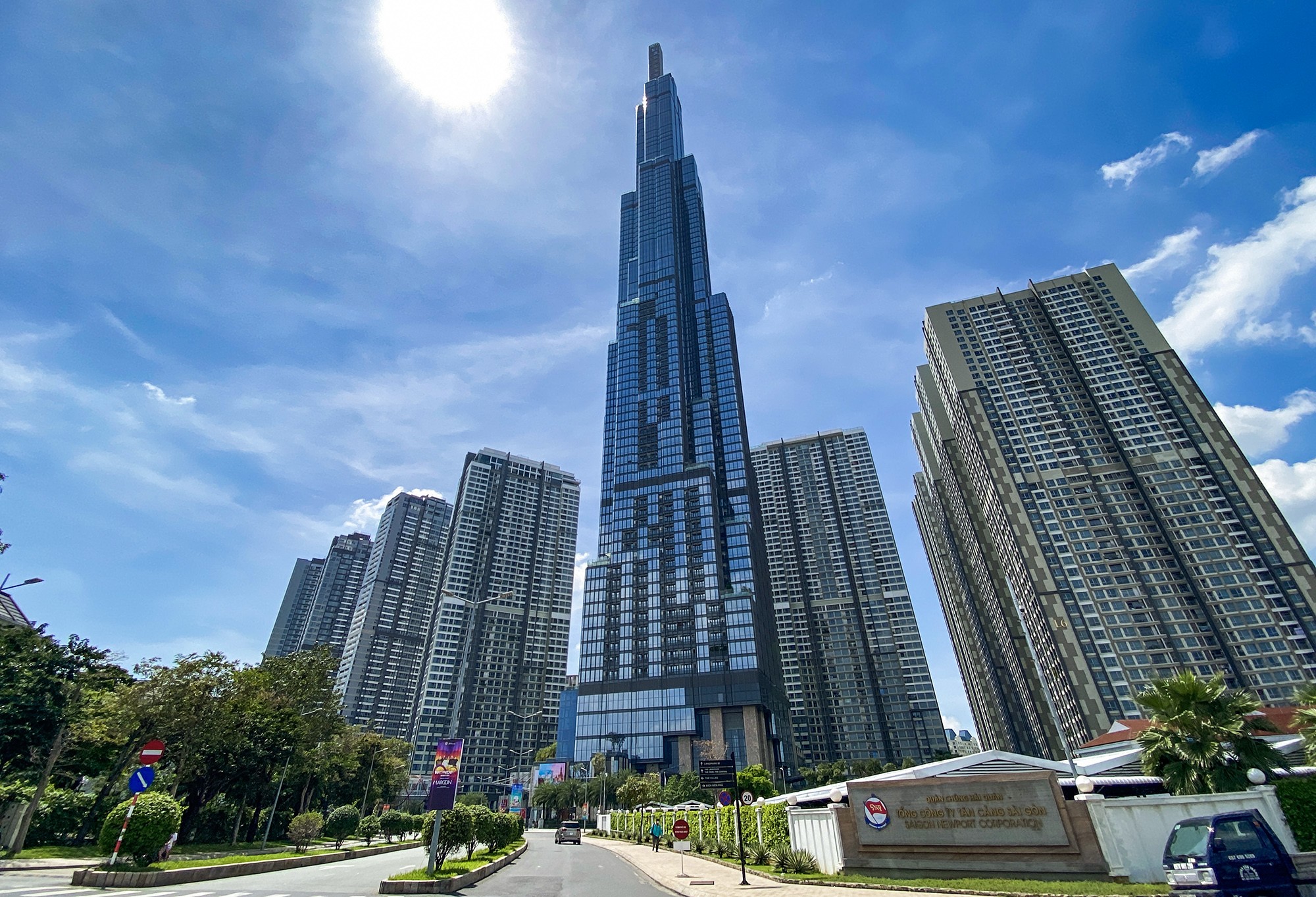 Công trình này chính thức “vượt mặt” tòa nhà Landmark 72 (ở Hà Nội, cao 336m), trở thành tòa tháp cao nhất Việt Nam (cao nhất Đông Nam Á và cao thứ 17 trên thế giới) tính đến thời điểm hoàn thành vào tháng 7/2018. Dấu ấn Việt Nam tại công trình này không chỉ thể hiện ở kiến trúc độc đáo mà đặc biệt nhà thầu thực hiện là công ty xây dựng nội địa được lựa chọn thi công.