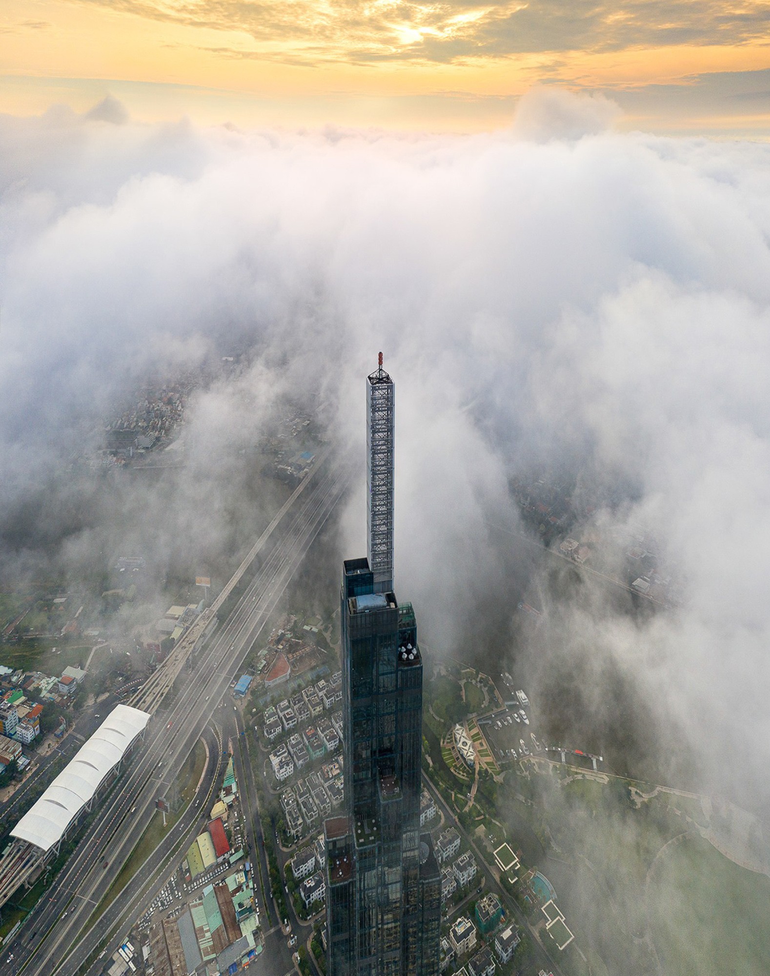 Với độ cao lên đến gần 0.5km, nửa phía trên của toà nhà này thường xuyên chìm trong biển mây, tạo nên một khung cảnh kỳ ảo. Toà nhà này sở hữu nhiều kỷ lục như đài quan sát cao nhất Việt Nam Landmark 81 Skyview, thang máy lên tầng 50 được mệnh danh là “thang máy nhanh nhất Việt Nam” với tốc độ 8m/s…