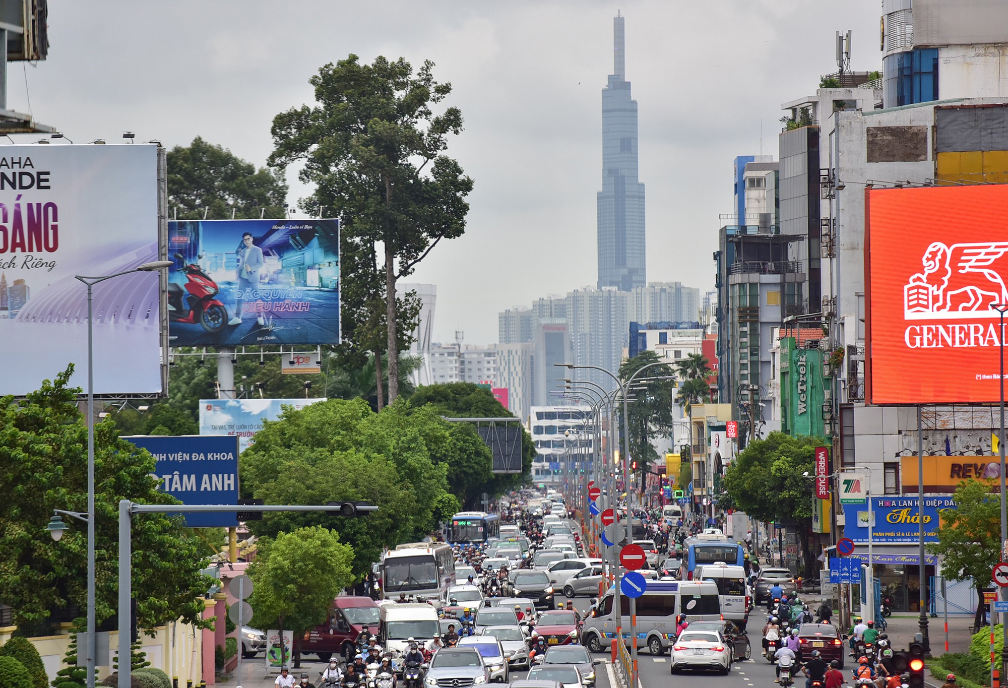 Toà nhà “chọc trời” Landmark 81 có thể được nhìn thấy từ khoảng cách xa hàng chục km từ nhiều hướng hay từ địa phận các tỉnh Bình Dương, Đồng Nai.