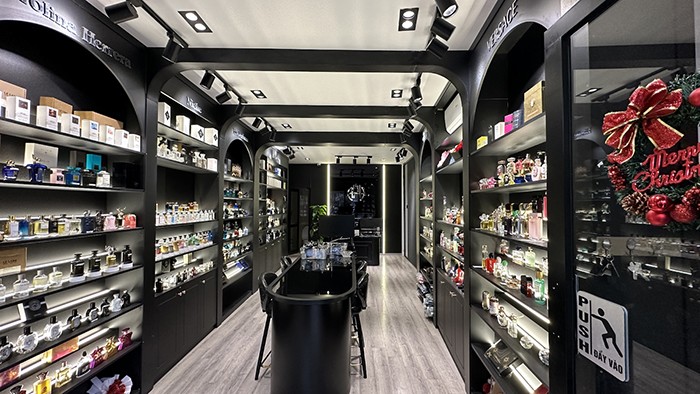 Apa Niche trưng bày hàng ngàn chai nước hoa phục vụ khách hàng