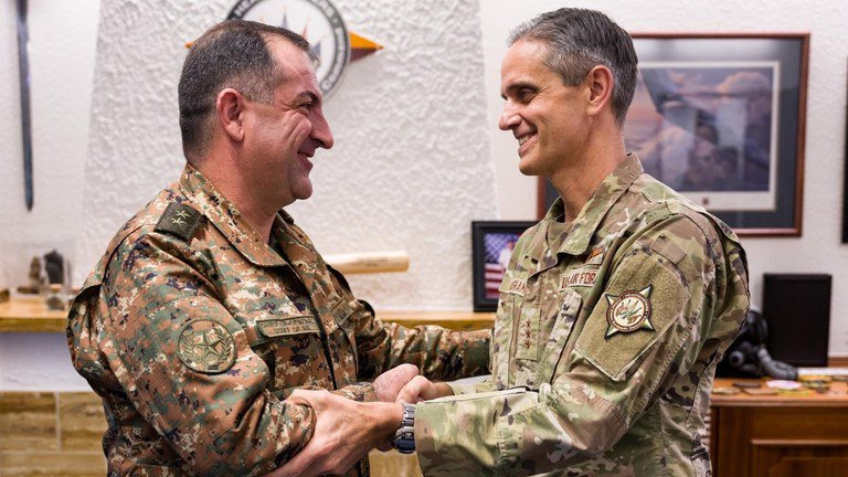 Trung tướng không quân Mỹ Steven Basham (phải) gặp Tư lệnh Bộ Tổng tham mưu Armenia, tướng Edvard Asryan tại trụ sở Bộ Tư lệnh châu Âu của Mỹ.